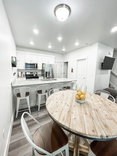 NEW Townhome - Pet Friendly - 3 BD - 30 Minutes from Adventure