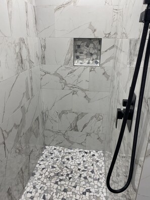 Ensemble douche/baignoire, s èche-cheveux, serviettes fournies, savon