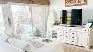 Smart TV, books - Spectacular Montauk Sunset in Gated Community - Perfect for Families! (Montauk)