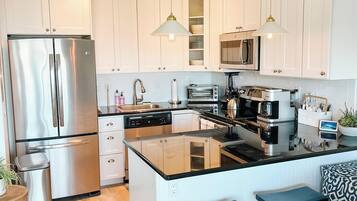 Frigorífico, microondas, horno y placa de cocina