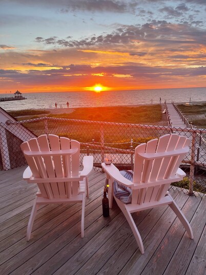 Spectacular Montauk Sunset in Gated Community - Perfect for Families!