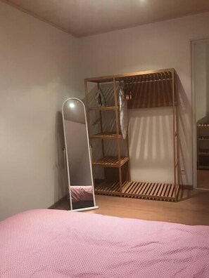 2 bedrooms, iron/ironing board, travel cot, WiFi