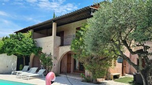 Une villa avec piscine, un espace salon extérieur et une décoration à thème avec des flamants roses.