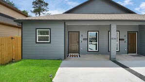 A two-story house with a grey exterior, a front porch, and a mailbox. - Cheerful House lKing Bedl Med Center, TSU, UH, Zoo (Houston)