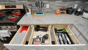 A kitchen with a stove, pots, a cutting board, and various utensils. - Cheerful House lKing Bedl Med Center, TSU, UH, Zoo (Houston)