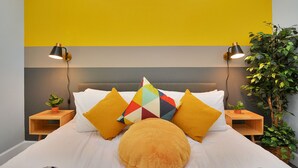 A bed with a white and yellow color scheme, two bedside tables with lamps, and a potted plant. - Cheerful House lKing Bedl Med Center, TSU, UH, Zoo (Houston)