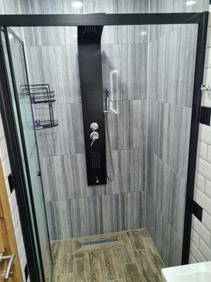 Quarto superior | Banheiro | Chuveiro, chuveiro com efeito de chuva, secador de cabelo 