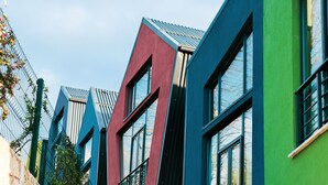 A modern building with a stone wall and colorful facades. - Kartepe Loft (Kartepe)