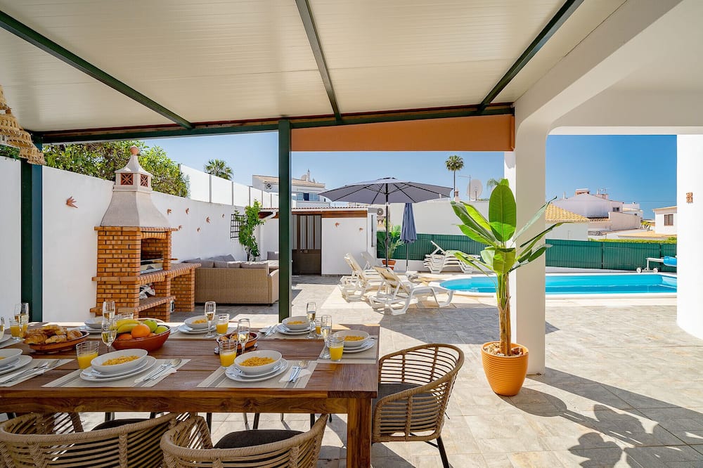 Villa Harpista in Guia by Ideal Homes