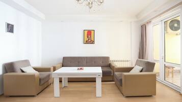 Superior Apartment | Ruang tamu | TV