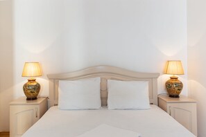 2 عدّة غرف نوم ومكتب وتجهيزات عازلة للصوت ومكواة/لوح كي