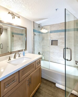 Combined shower/bathtub, hair dryer, towels - 🌞 Seascape 214 1 bedroom unit with amazing Oceanview & large balcony! 🌞 (Aptos)