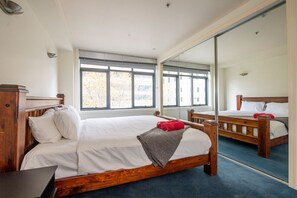 3 室のベッドルーム、デスク、アイロン / アイロン台、旅行用ベビーベッド