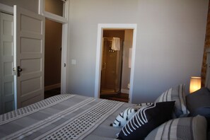 5 habitaciones, tabla de planchar con plancha y wifi gratis 