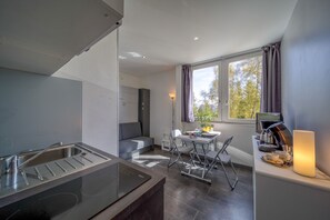 Réfrigérateur, micro-ondes, cafetière/bouilloire, grille-pain