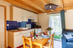 Kühlschrank, Mikrowelle, Ofen, Wasserkocher mit Kaffee-/Teezubehör