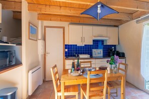 Kühlschrank, Mikrowelle, Ofen, Wasserkocher mit Kaffee-/Teezubehör