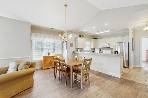 Golf course adjacent condo with WiFi, washer/dryer, & AC, plus pool access