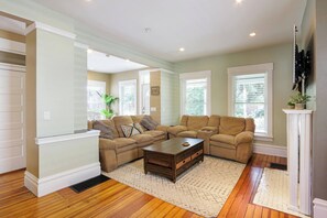 Smart-TV, Kamin, Stereoanlage