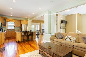 Smart TV, fireplace, video games, stereo - Charming 3BR w/ Hot Tub + Garden | Near OSU + More (Columbus)