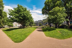 Property grounds - Islington Charm - One Bedroom Apartment, Sleeps 2 (London)