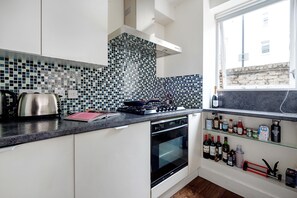 Fridge, oven, stovetop, coffee/tea maker - Islington Charm - One Bedroom Apartment, Sleeps 2 (London)