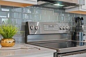 Réfrigérateur, micro-ondes, plaque de cuisson, lave-vaisselle