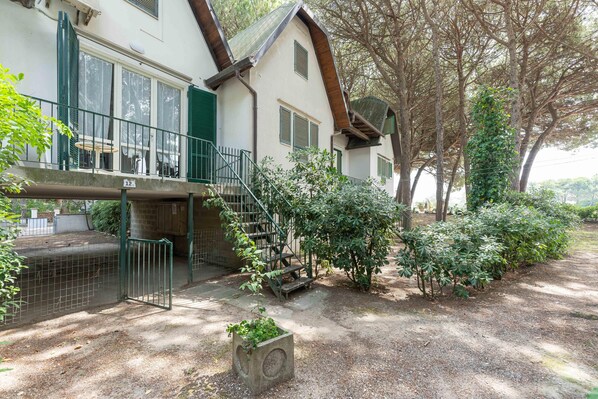 Exterior - Seaside villas in a small complex surrounded by greenery by the sea (Lido degli Estensi)