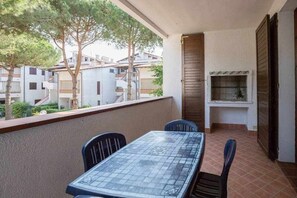 Outdoor dining - Spinnaker - nearby pine forest with swimming pool (Lido degli Estensi)