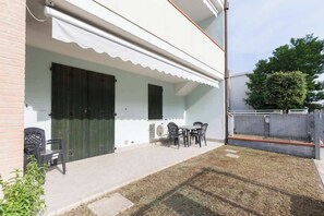 Outdoor dining - SMITH 2A - With Private Garden and Terrace (Lido degli Estensi)