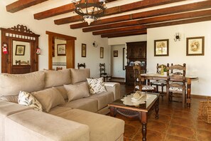 Table de tennis de table, livres, chaîne hi-fi