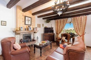 Table de tennis de table, livres, chaîne hi-fi