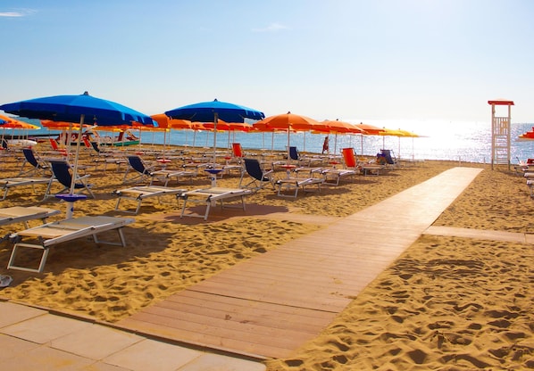 Beach - Property on the sea with terrace with barbecue and private garden with parking space. (Lido degli Estensi)