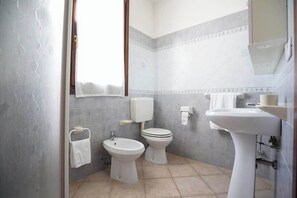 Shower, bidet - Sea View Apartment - SMITH 5C (Lido degli Estensi)