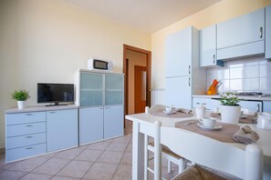 Microwave - Property on the sea with terrace with barbecue and private garden with parking space. (Lido degli Estensi)