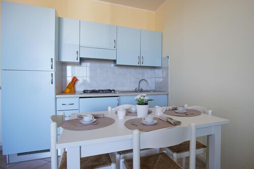 Residence in residence on the seafront with terrace with barbecue and private garden with parking space.