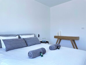 3 bedrooms, desk, iron/ironing board, WiFi - Seafront penthouse - terrace, AC, lift & parking (Tel Aviv-Yafo)