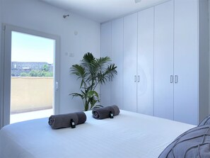 3 bedrooms, desk, iron/ironing board, WiFi