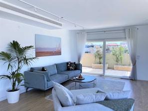 Flat-screen TV, stereo, offices - Seafront penthouse - terrace, AC, lift & parking (Tel Aviv-Yafo)