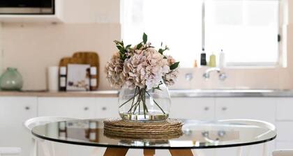 Clinton Cottage - 1860s Heritage Home, Walk to CBD