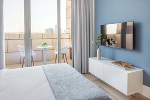 Desk, iron/ironing board, WiFi, bed sheets