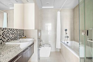 Kylpyamme, hiustenkuivaaja, pyyhkeet