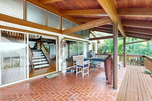 Terrace/patio - Zen home with fast WiFi, washer/dryer, koi pond & large lanai (Honolulu)
