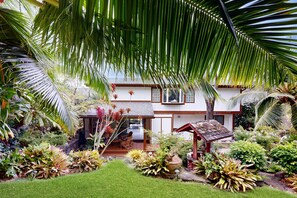 Exterior - Zen home with fast WiFi, washer/dryer, koi pond & large lanai (Honolulu)