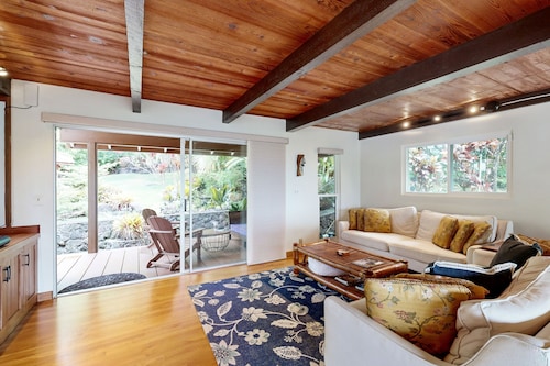 Zen home with fast WiFi, washer/dryer, koi pond & large lanai