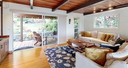 Zen home with fast WiFi, washer/dryer, koi pond & large lanai