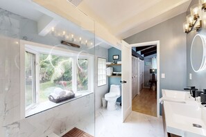 Hair dryer, towels - Zen home with fast WiFi, washer/dryer, koi pond & large lanai (Honolulu)