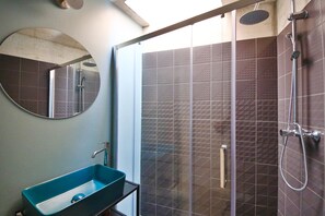 Dusche, Haartrockner, Bidet, Handtücher