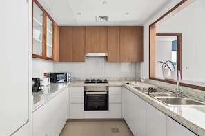 Fridge, microwave, oven, stovetop