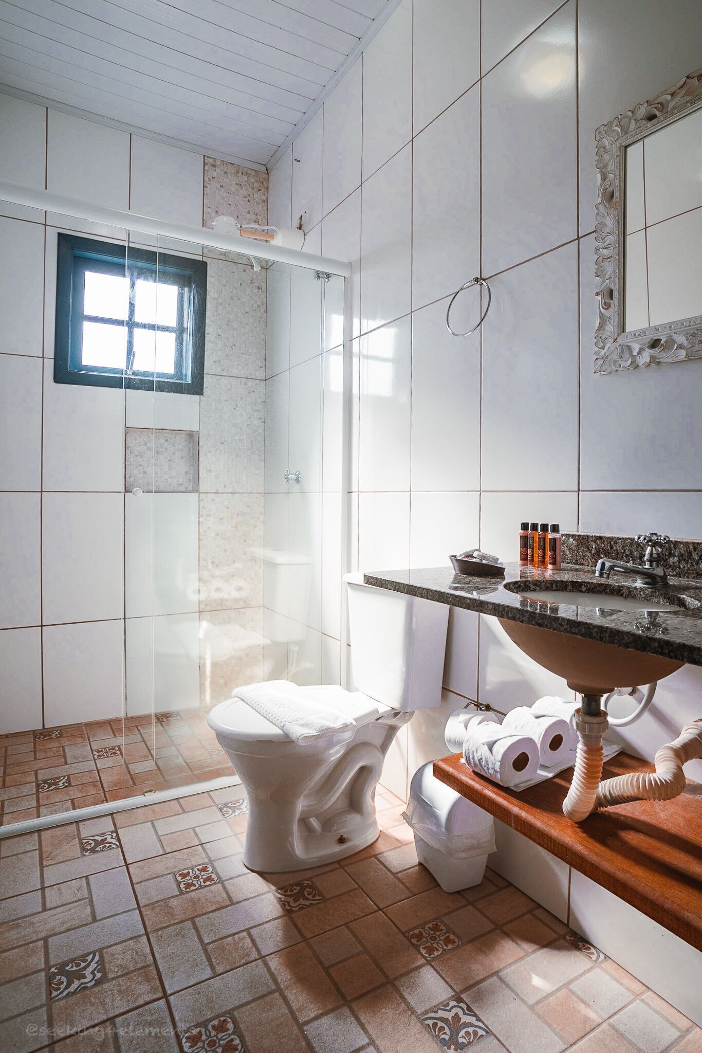 Salle de bain | Serviettes fournies, savon, shampooing, papier de toilette